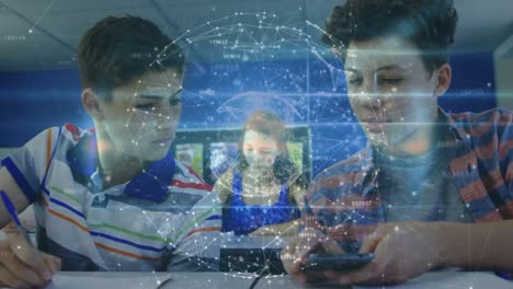 animación de conexiones y globo sobre estudiantes diversos felices que usan tecnología en la escuela