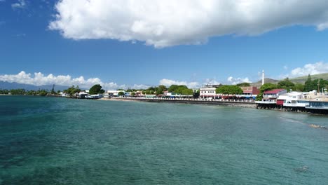 Die-Historische-Luftdrohnenansicht-Der-Vorderstraße-In-Lahaina-Maui-4k