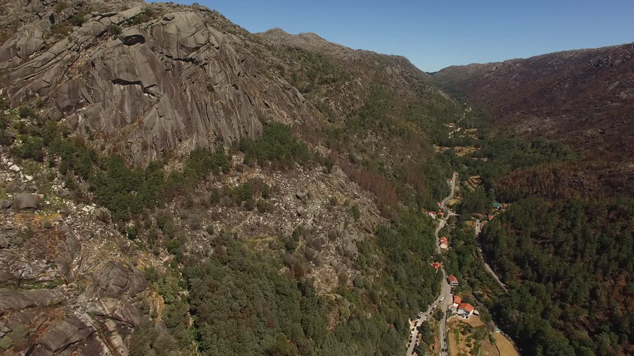 impresionante vista aérea de roca de montaña