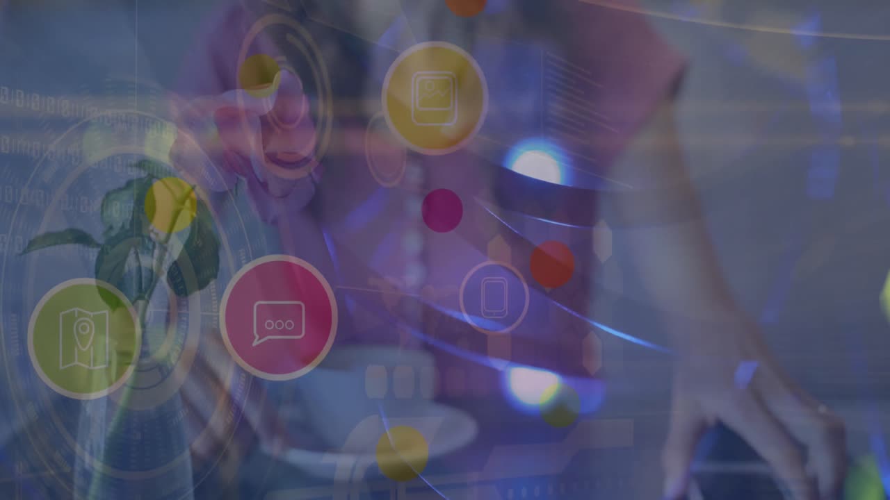 animación de iconos digitales sobre la sección media de una mujer caucásica usando un teléfono inteligente en una cafetería