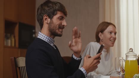 cena familiar con teléfono inteligente
