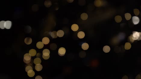 bokeh de luces de guirlandas. foco suave borroso. la guirlanda está parpadeando. luces de la ciudad por la noche. estado de ánimo navideño