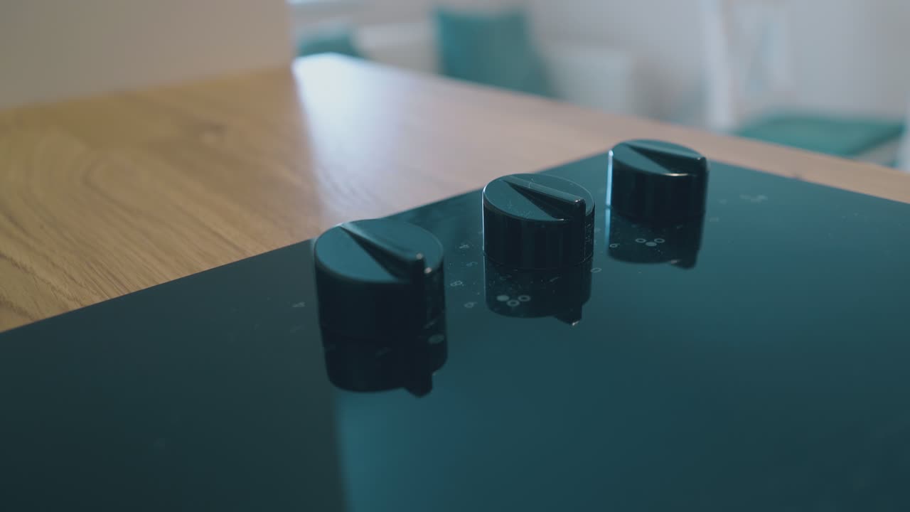 estufa de cocina eléctrica con reguladores en el interior de la habitación