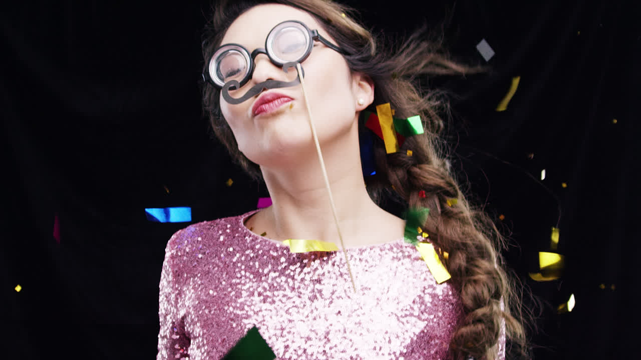 mujer asiática bailando en cámara lenta en la cabina de fotos de la fiesta