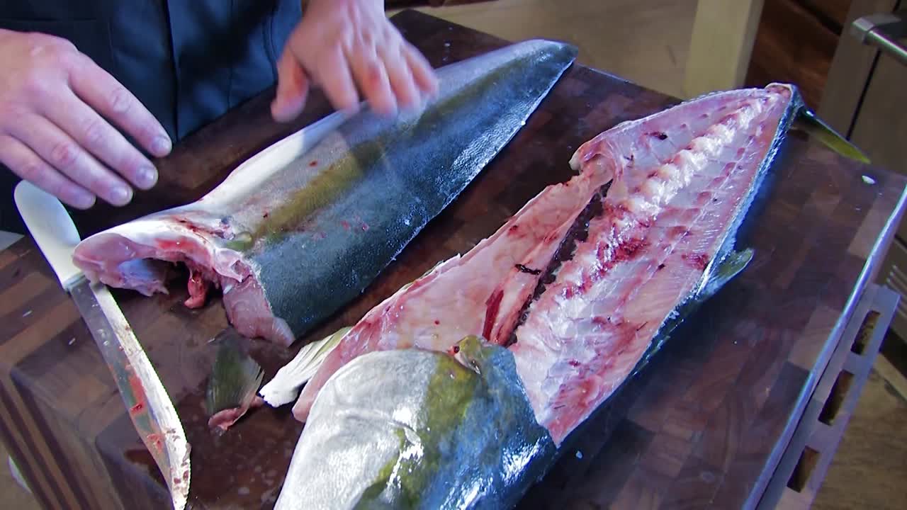 fileteando pescado en la cocina