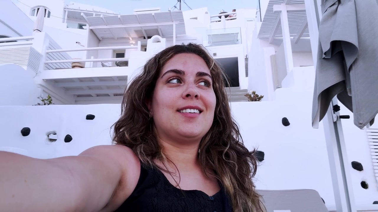 Donna che fa un video selfie durante la vacanza a Santorini