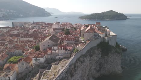 Filmischer-Flug-über-Die-Mauern-Der-Altstadt-Von-Dubrovnik