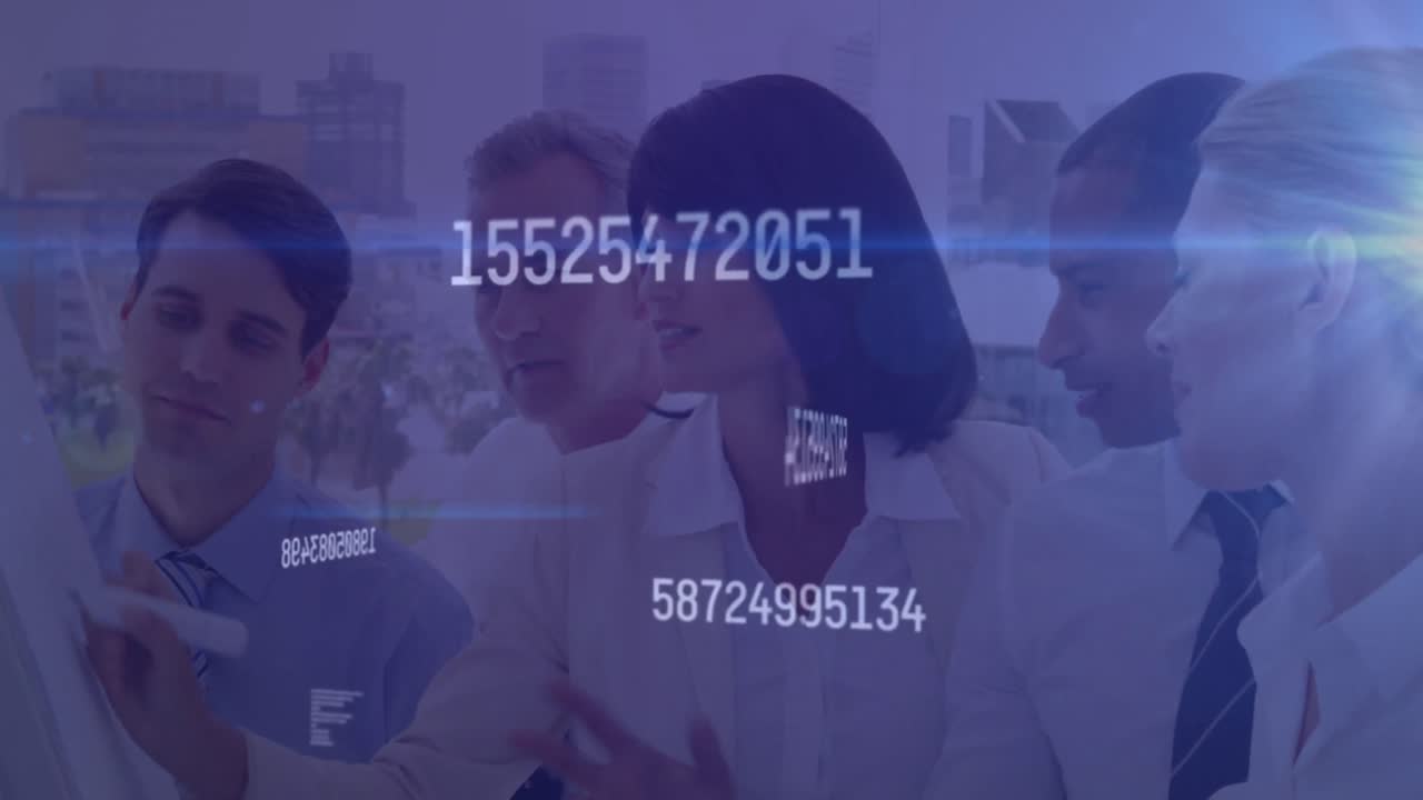 animación del procesamiento de datos sobre diversas personas de negocios que trabajan en la oficina