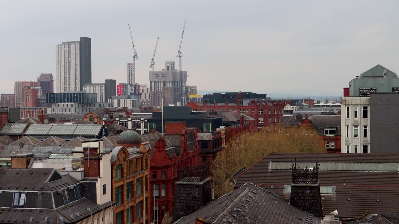 vista del horizonte del centro de manchester con una mezcla de edificios modernos e históricos y grúas en la distancia