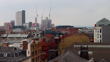 Blick-Auf-Die-Skyline-Von-Central-Manchester-Mit-Einer-Mischung-Aus-Modernen-Und-Historischen-Gebäuden-Und-Kränen-In-Der-Ferne