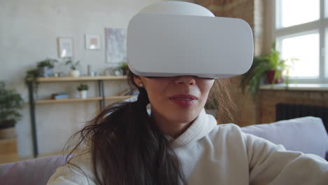 Fröhliche-Frau-Genießt-Augmented-Reality-Mit-VR-Brille