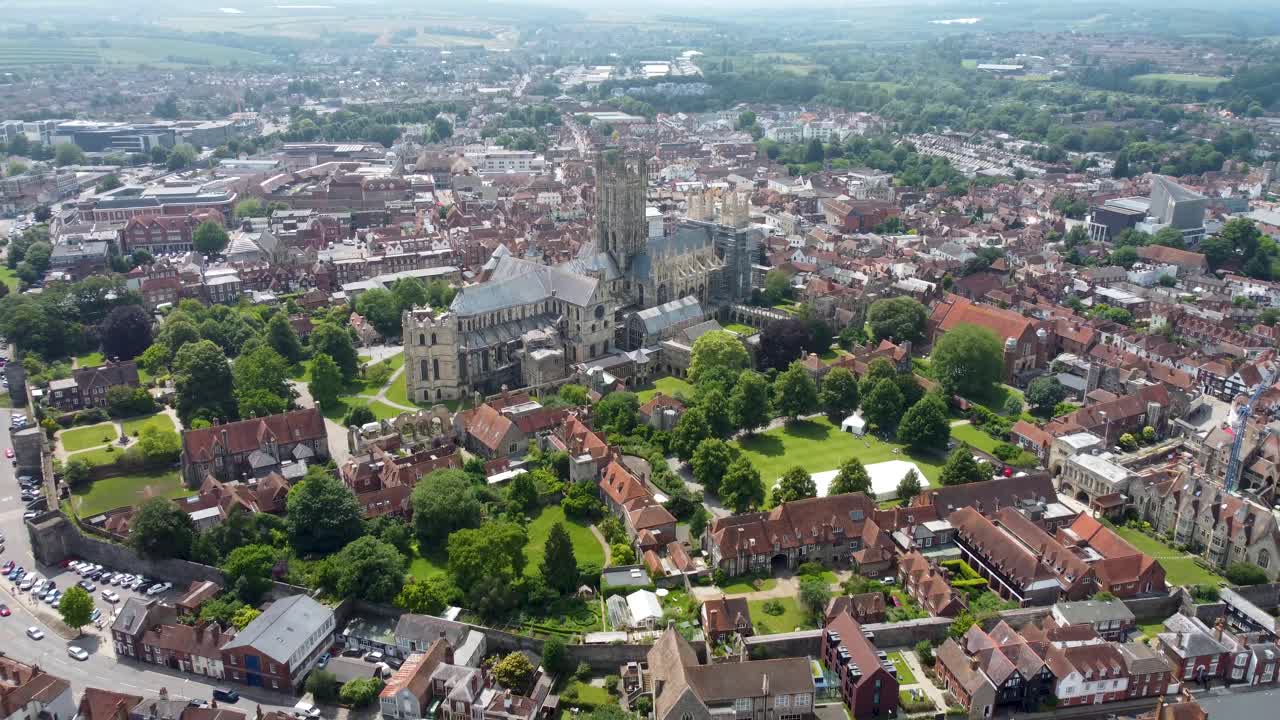 catedral de canterbury. disparo de dron de 4k moviéndose hacia atrás