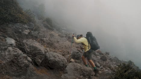 Un-Excursionista-Activo-En-Los-Senderos-En-La-Caminata-Del-Volcán-Acatenango-En-Guatemala,-América-Central
