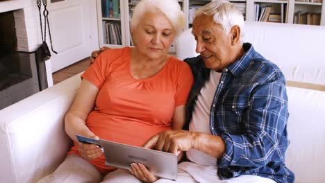 Pareja-Mayor-Haciendo-Compras-En-Línea-En-Una-Tableta-Digital