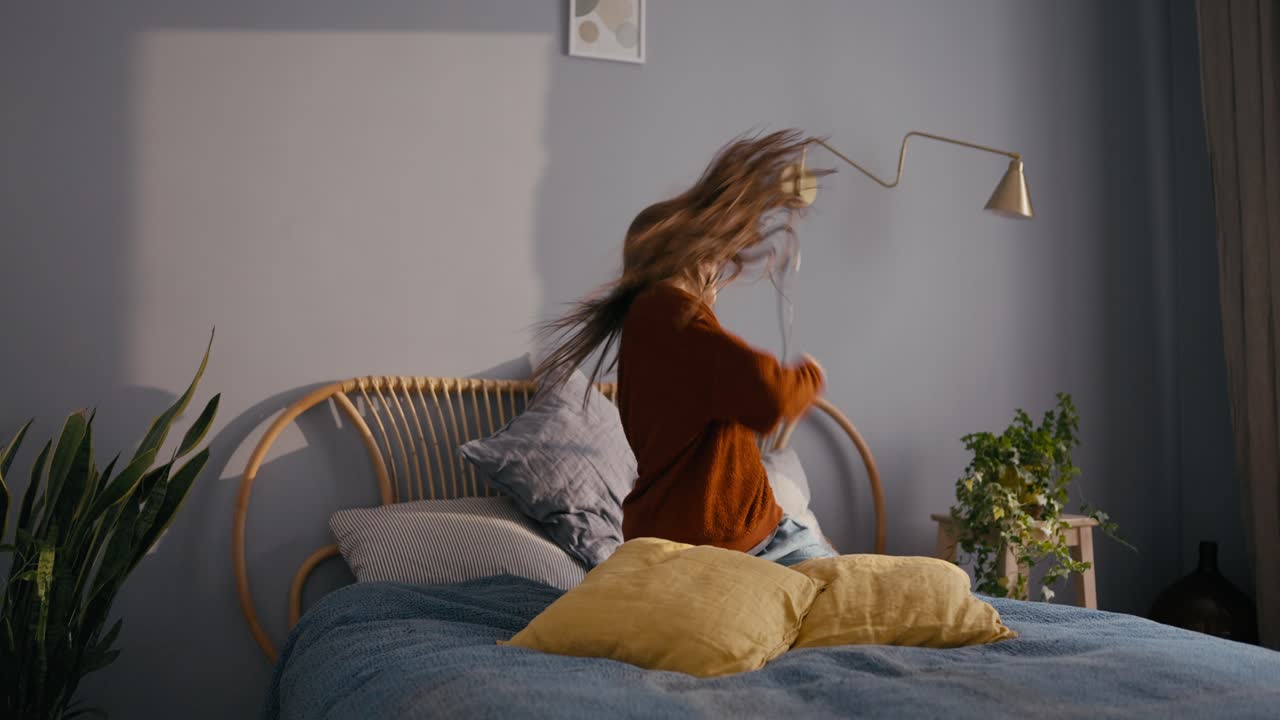 Donna che balla sul letto