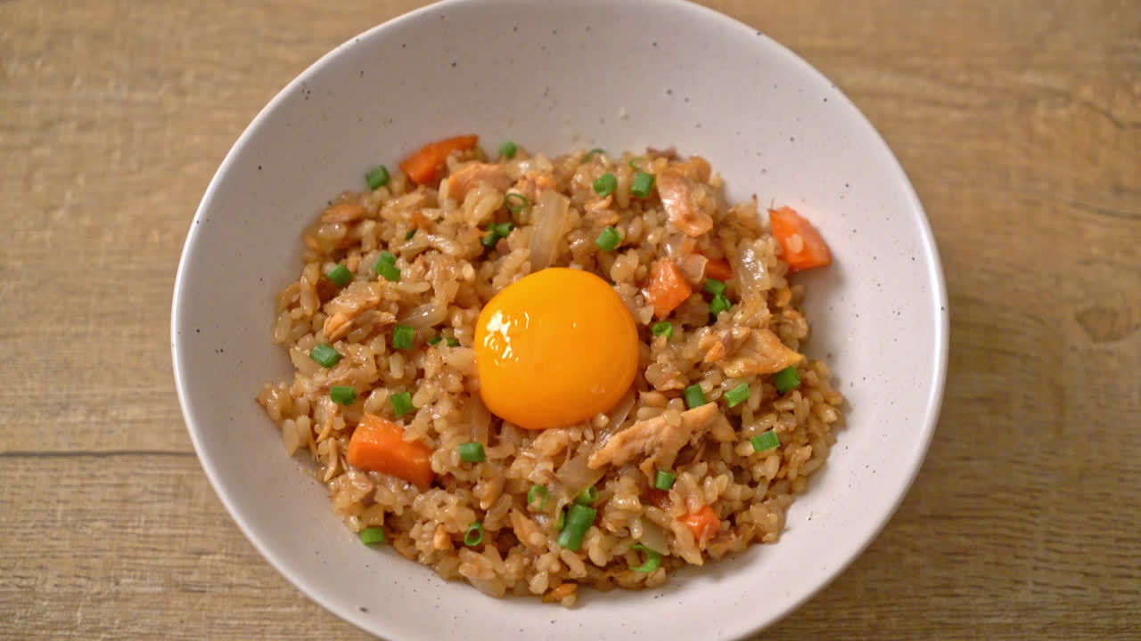 arroz frito con salmón con huevo en escabeche encima - estilo de comida asiática
