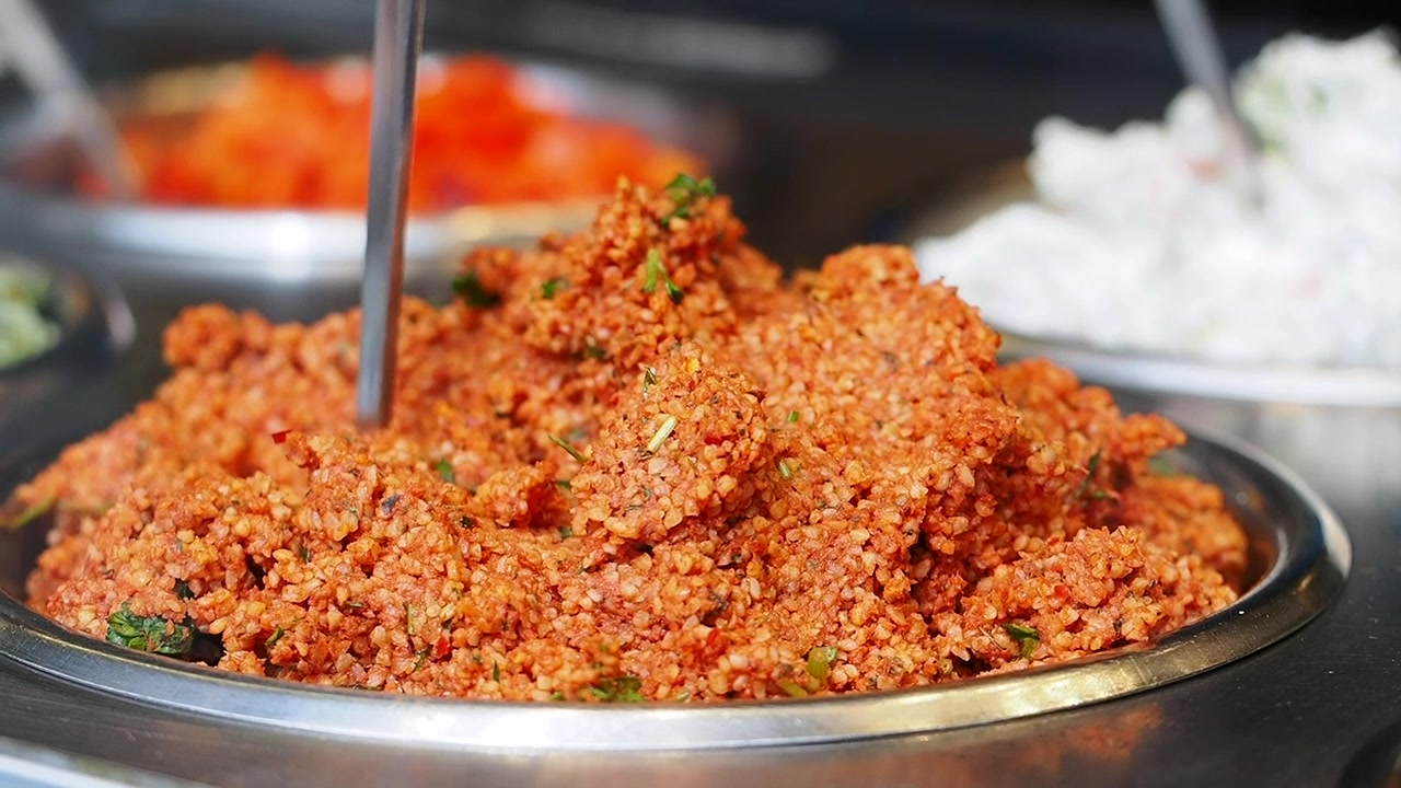 Primo piano di insalata tradizionale turca Kisir di bulgur su un buffet
