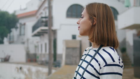 chica de viaje disfrutando de la vista de la ciudad de primer plano vertical. cámara de turismo sonriente
