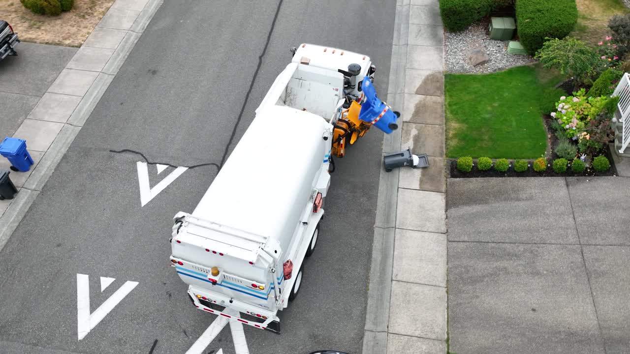 Vista da drone in orbita di un camion per la gestione dei rifiuti