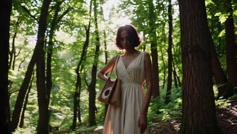 mujer en un bosque