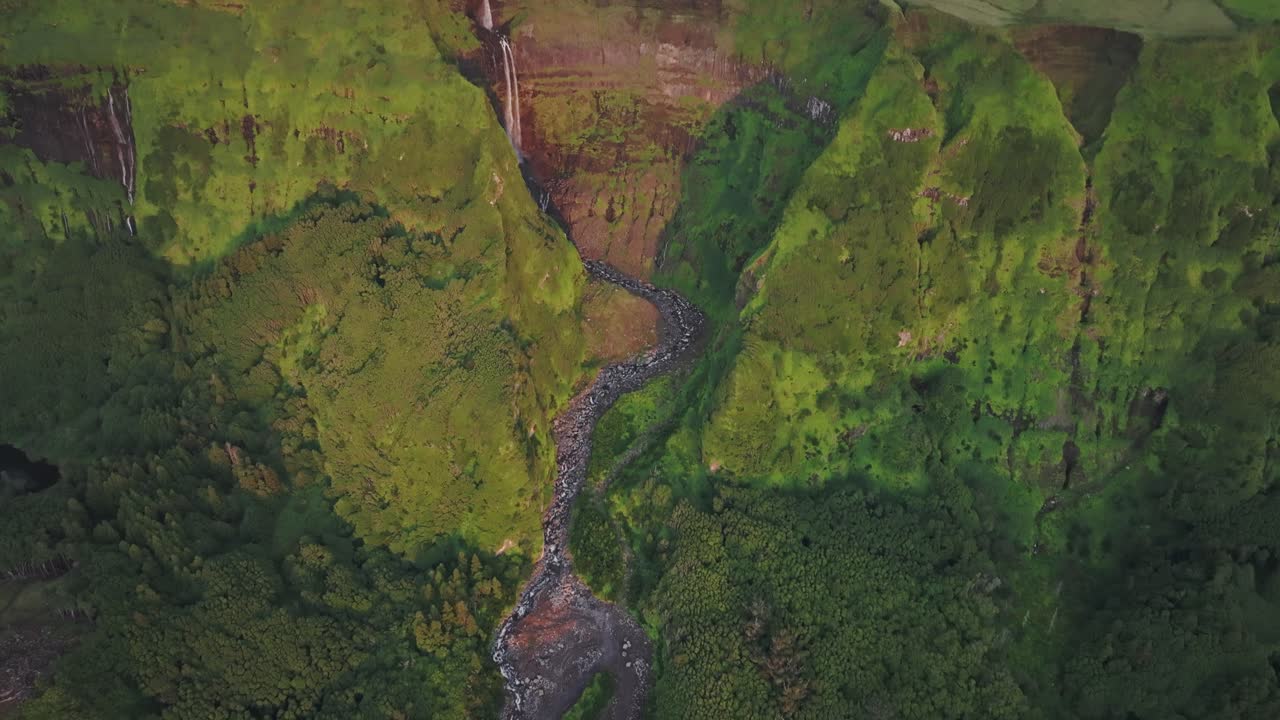 vista aérea de la gran cascada cascata da ribeira grande en flores, tomada por un avión no tripulado