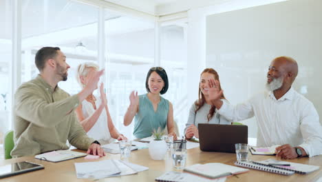 Teamarbeit,-High-Five-Und-Erfolg-Bei-Der-Zusammenarbeit