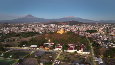 un avión no tripulado se acerca a la iglesia en la pirámide de cholula, en la soleada puebla, méxico.