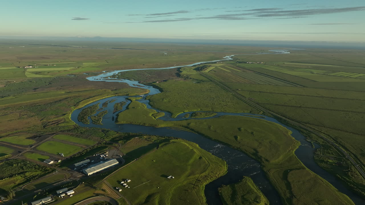 río ytri-ranga que pasa por las tierras de cultivo islandia verano