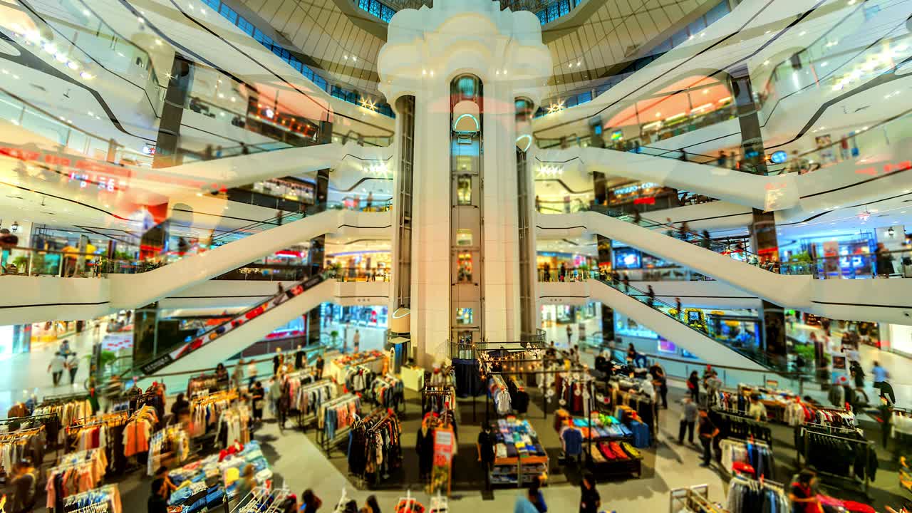 lapso de tiempo de las personas que usan las escaleras mecánicas y el ascensor y compran en el centro comercial
