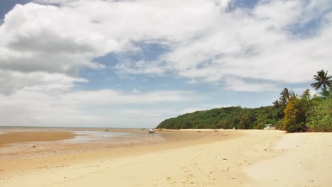 Lapso-De-Tiempo-De-Playa-Con-Nubes-Y-Palmeras-En-Verano-Durante-El-Día