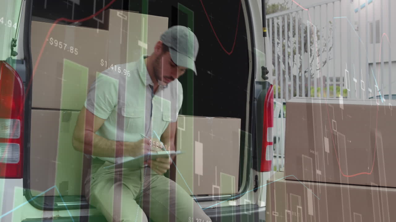 노트 패드에 카드보드 상자 세부 사항을 쓰는 백인 남성 위의 여러 그래프의 애니메이션