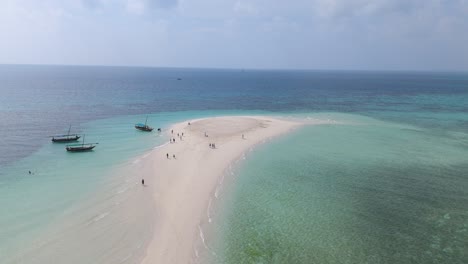 Paraíso-De-Playa-De-Arena-Para-El-Turismo-En-La-Isla-De-Kwale-En-Zanzíbar,-En-La-Costa-De-Tanzania,-Antena