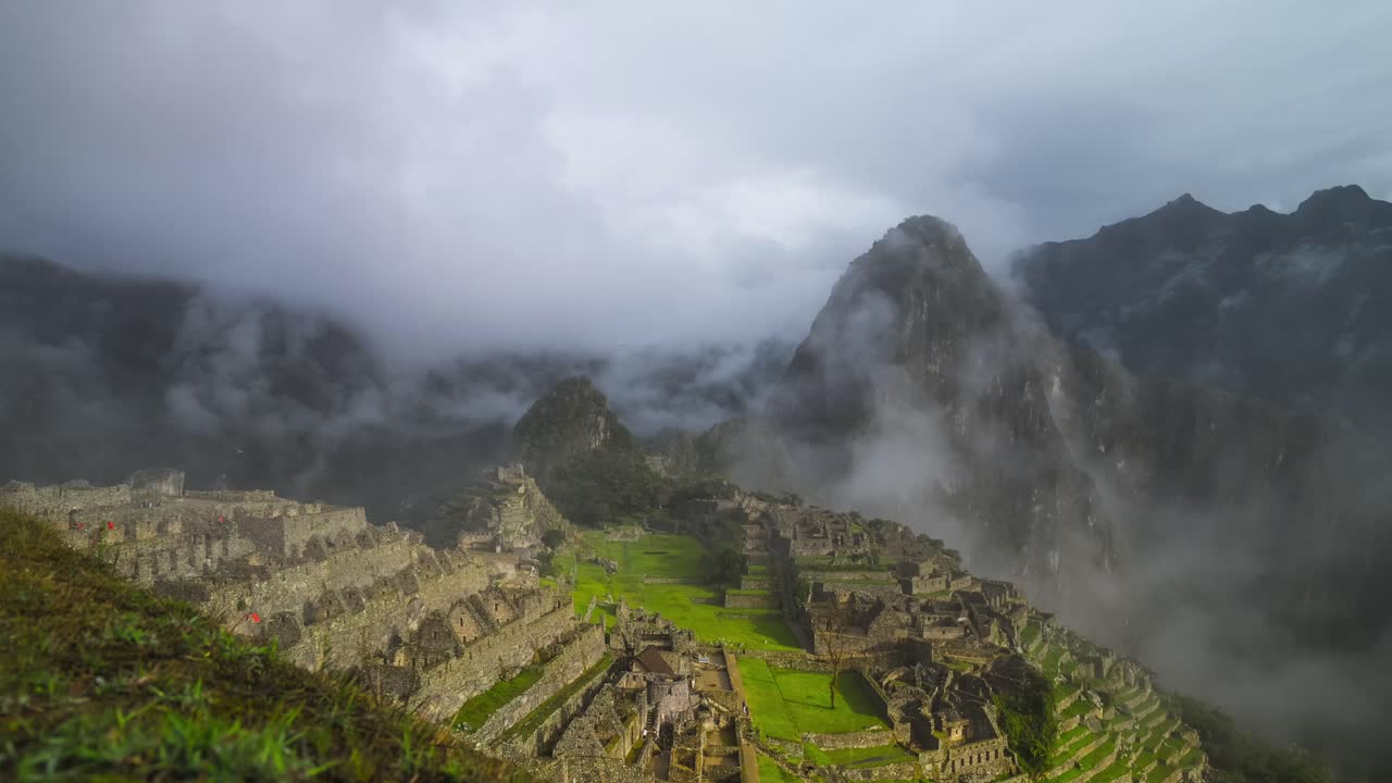Machu Pichhu classic circuit morning sunny sunrise low foggy fog cloud movement Peru Perú Time lapse Hauny Picchu Mountain Inca temple ruins citadel ancient structure tourists guided tours static shot