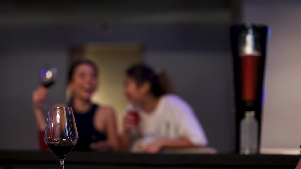 Amigos desfrutando vinho e risadas juntos.