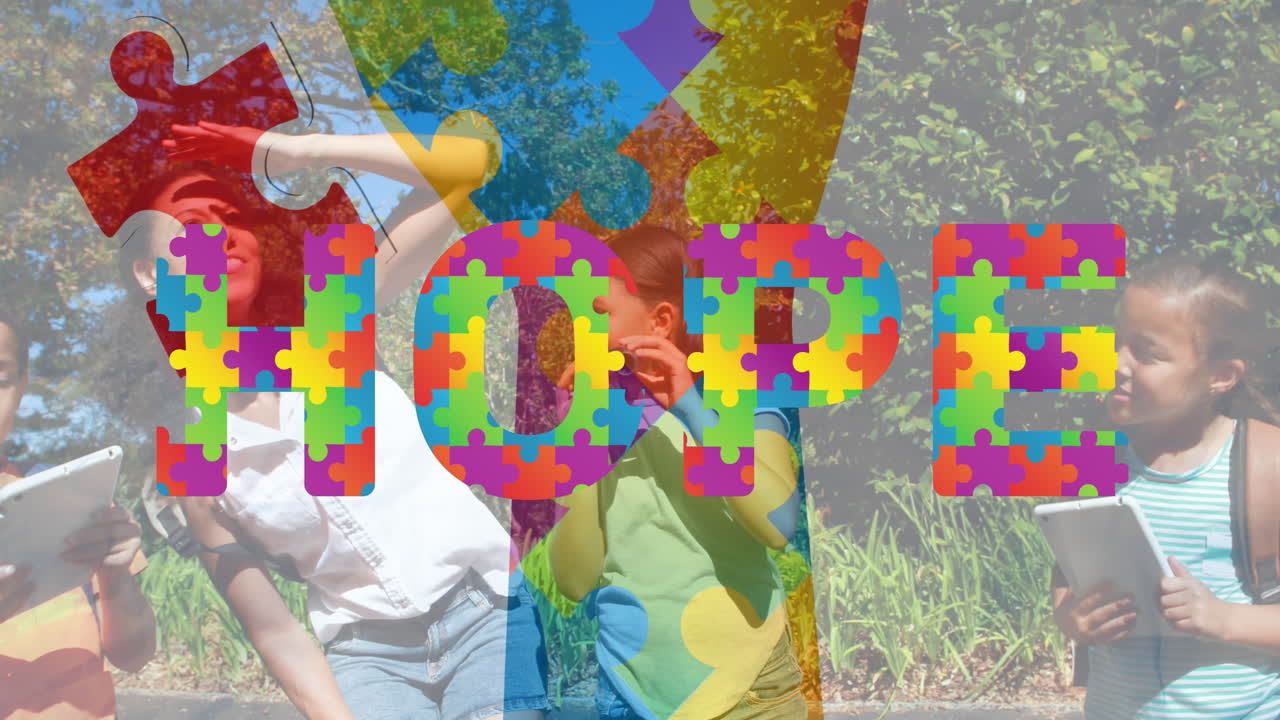 animación de piezas de rompecabezas coloridas, esperanza texto del mes de concienciación sobre el autismo sobre los niños