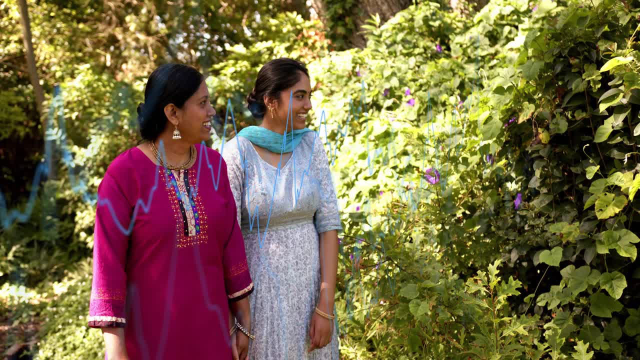 माँ और बेटी स्वास्थ्य के लिए बैंगनी फूलों पर एनिमेटेड लेबल बनाते हुए, रास्ते में लताएँ देखती हुई।