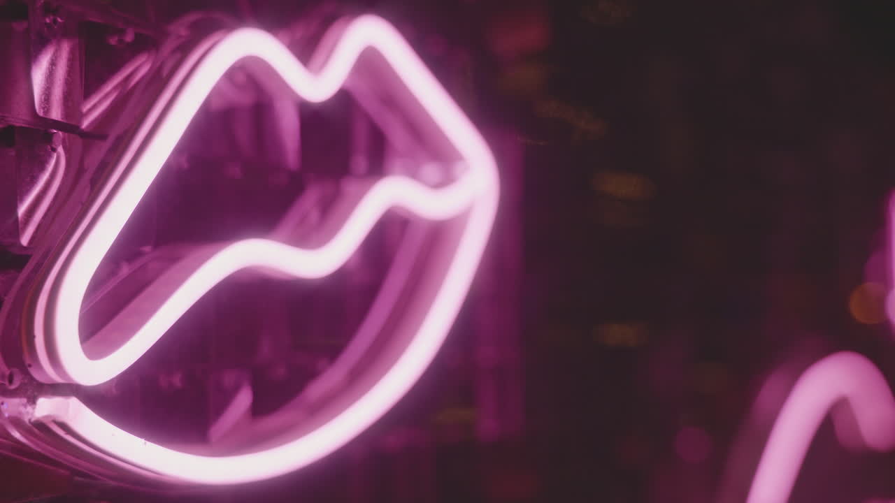 Insegna al neon rosa vibrante a forma di labbra che si illumina al buio
