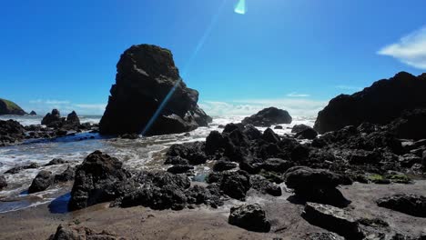 Felsstrand,-Felsnadel,-Blauer-Himmel-Und-Einströmendes-Wasser,-Ballydwane-Beach,-Waterford,-Irland