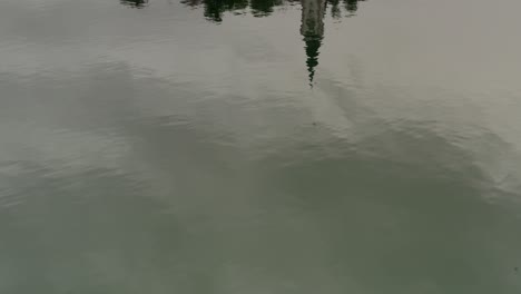 reflejo de la isla del lago sangrado y barcos