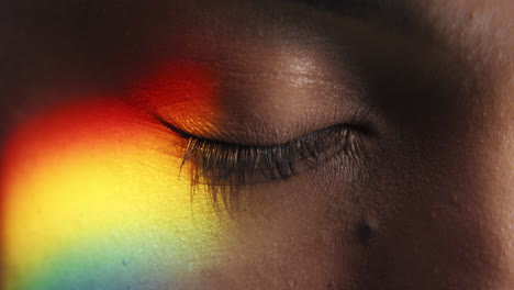 ojo de mujer de cerca hermosa luz del arco iris que refleja la vista multicolor macro concepto lgbt