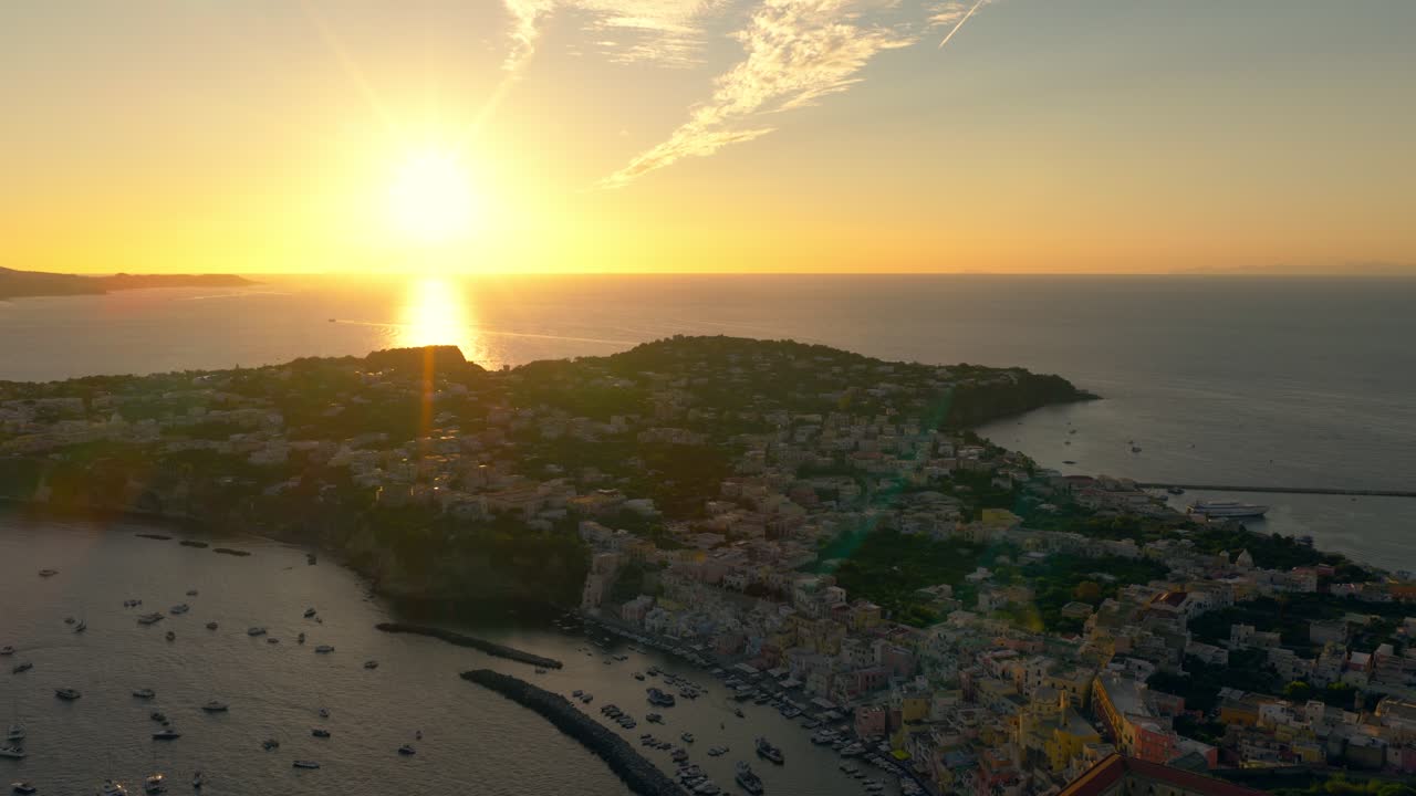 Foto panorâmica com drone com vista para a ilha de Procida em uma tarde ensolarada na Itália