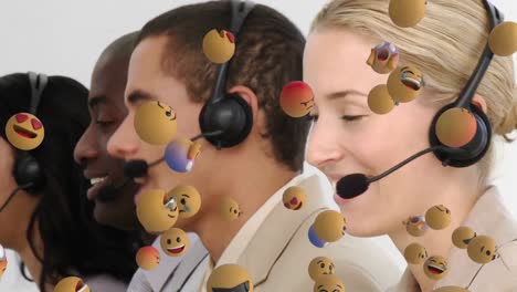 iconos emoji con un grupo de personas que trabajan en el centro de llamadas en el fondo