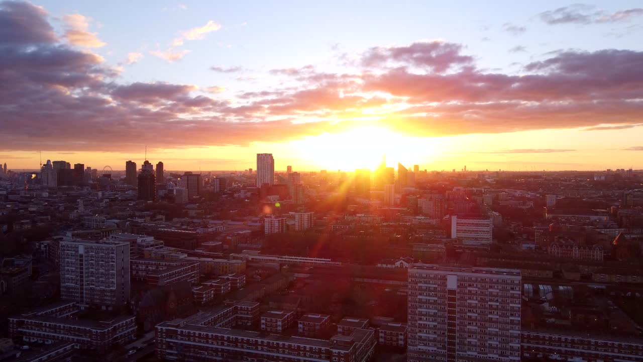 Plano geral de estabelecimento com drone do Distrito de Hackney em Londres ao pôr do sol