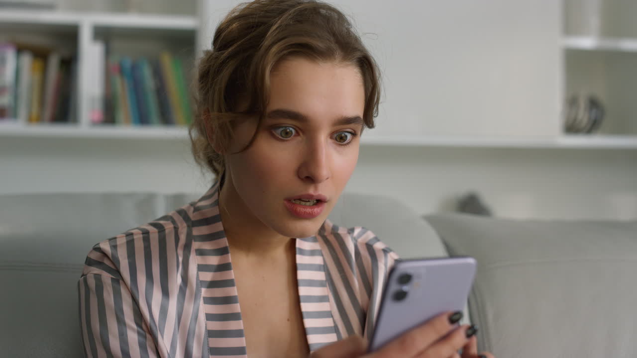 una mujer conmocionada recibe un recibo bancario de cerca. una chica molesta revisando las redes sociales