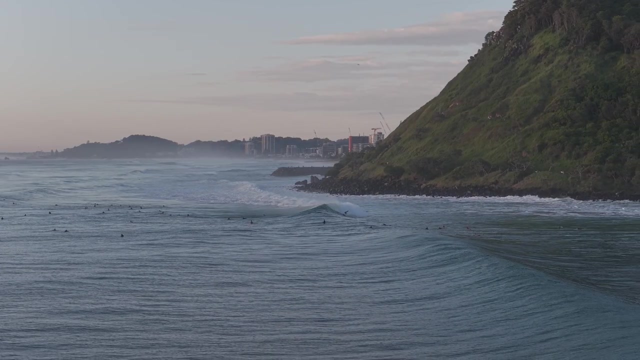 Paesaggio marino di Burleigh Heads con surfisti nel Queensland, Australia - Ripresa con drone