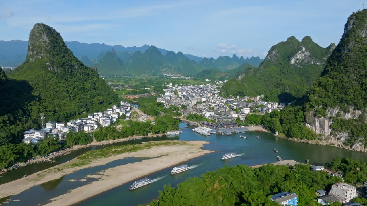 중국 핑의 리지앙 강에 있는 투어 보트의 드론 개요, 여름 날