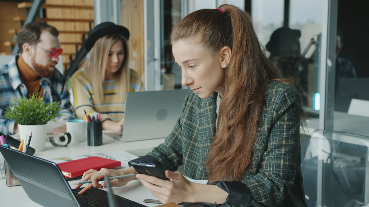 colaboración creativa en equipo en la oficina moderna