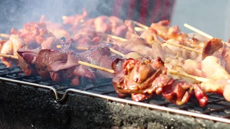 pinzas de carne a la parrilla en una parrilla