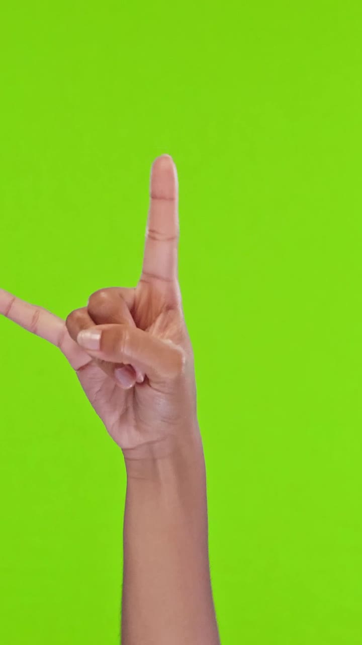 Mãos fazendo o gesto de rock contra um fundo verde brilhante e vívido.