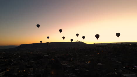 Drohne-Steuert-Bei-Sonnenaufgang-In-Kappadokien-Auf-Ballons-Zu